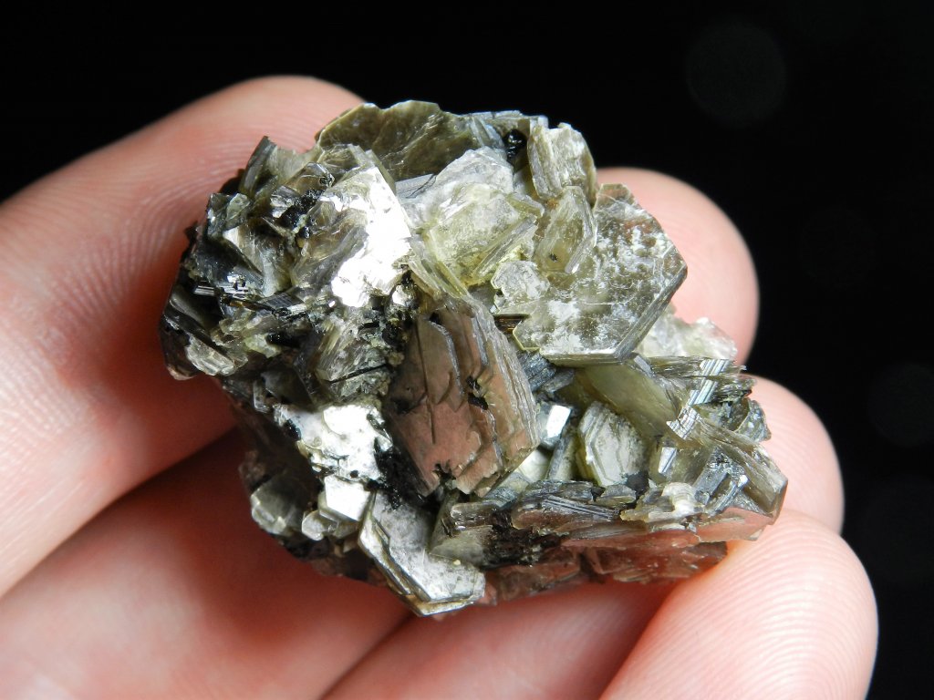muskovit-svetla-slida-kamen-mineral-nerost-leskly