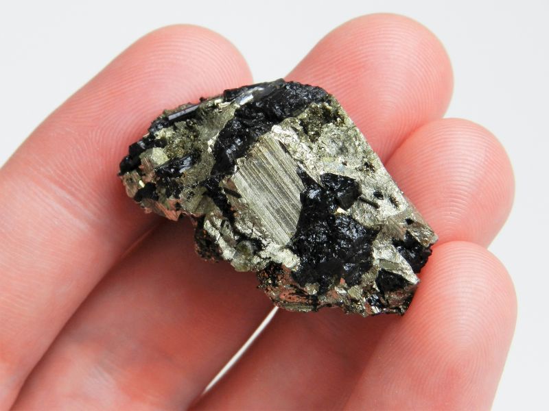 Kámen zlatý pyrit v kombinaci s černým turmalínem skorylem z Vysočiny - prodej, cena a využití
