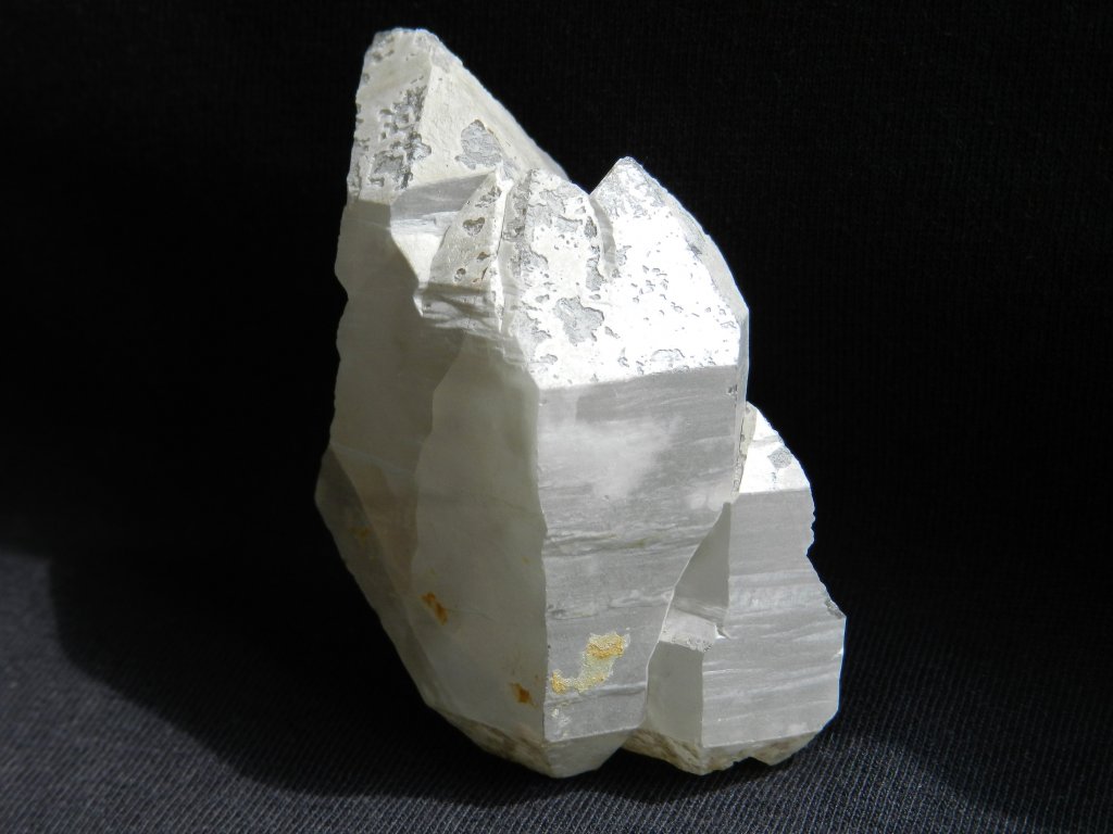 kremen-kamen-mineral-krystal-nerost-ucinky-vlastnosti